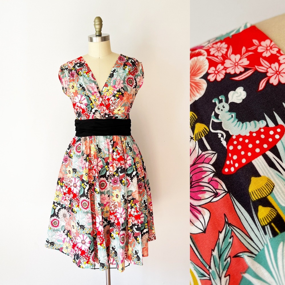 Retrolicious Fit and Flare Dress Alice in Wonderland Floral Pockets Novelty M